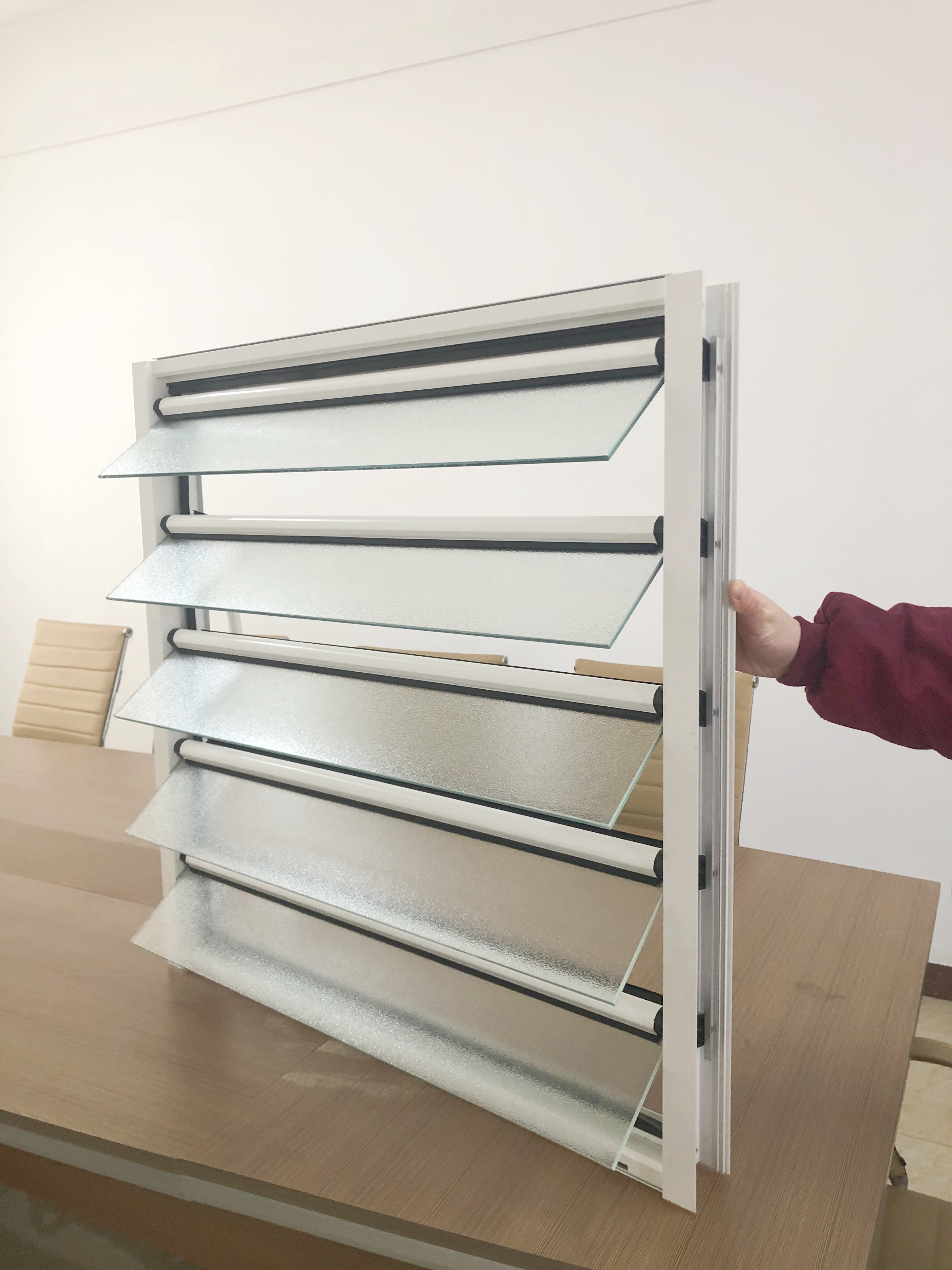 The closed state of the Louver/Jalousie 